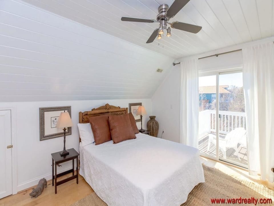 Top Floor Master Bedroom with Queen