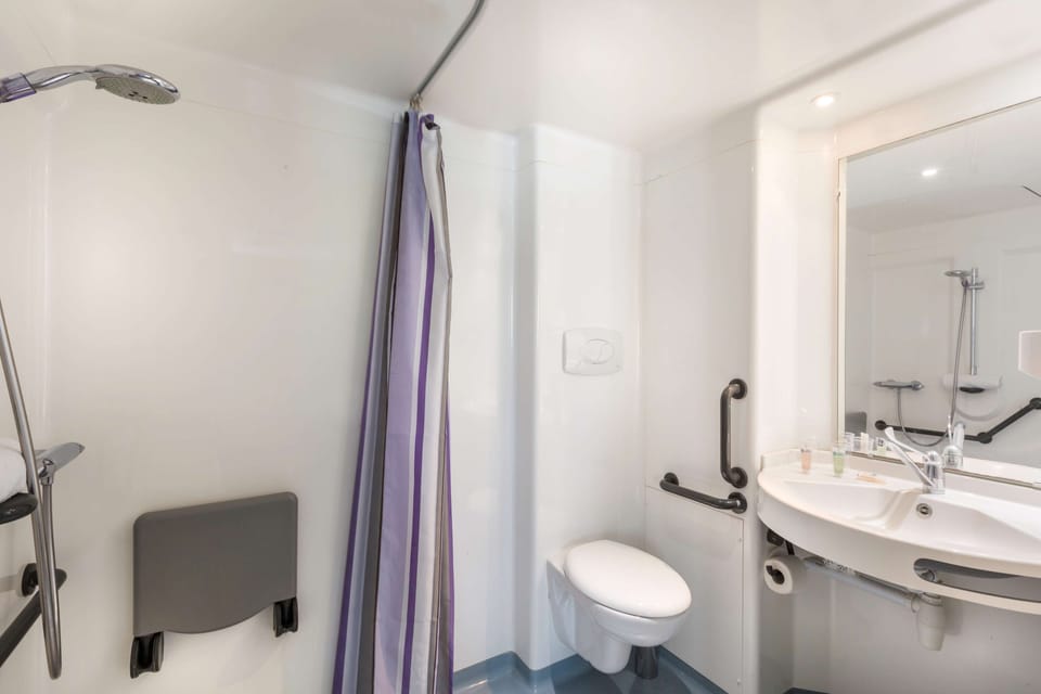 Comfort Room, 2 Twin Beds, Accessible, Non Smoking (with Sofabed) | Bathroom | Shower, free toiletries, hair dryer, towels