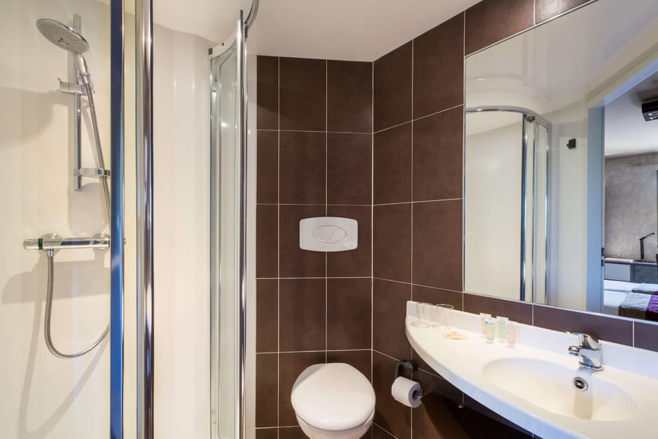 Shower, free toiletries, hair dryer, towels