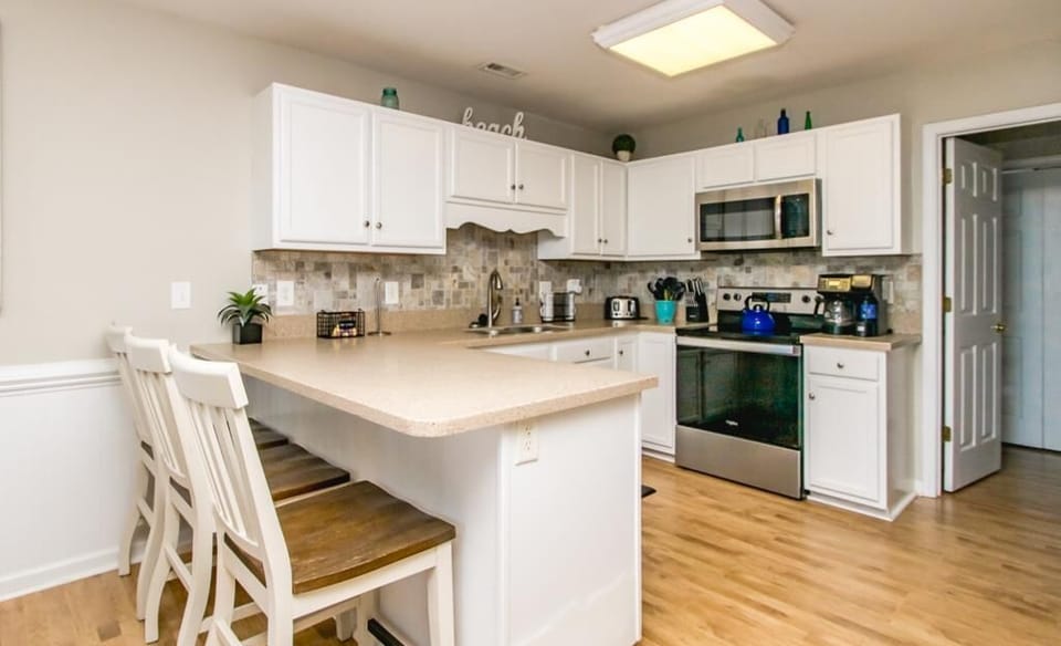 Kitchen with Eat- In Seating