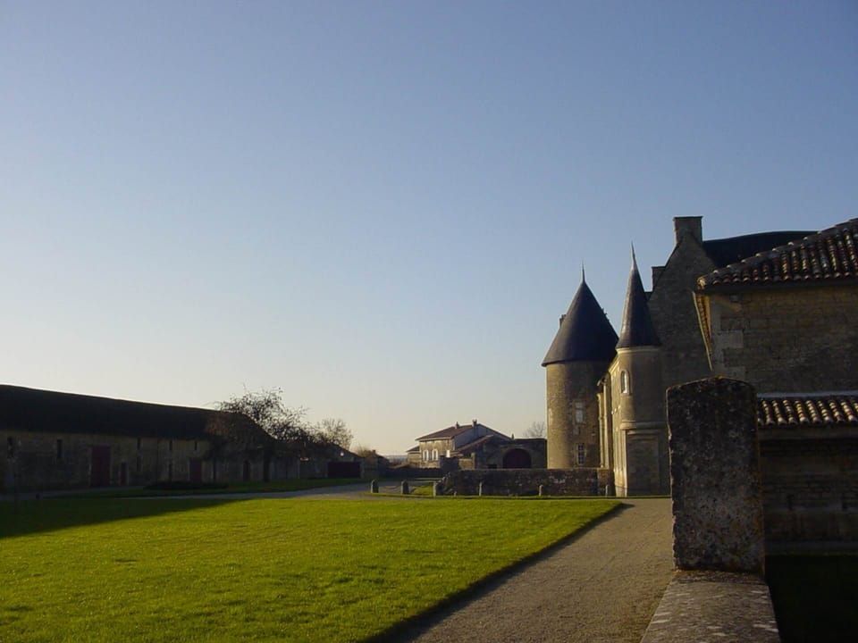 Vue sur la cour du château, depuis le jardin du logis