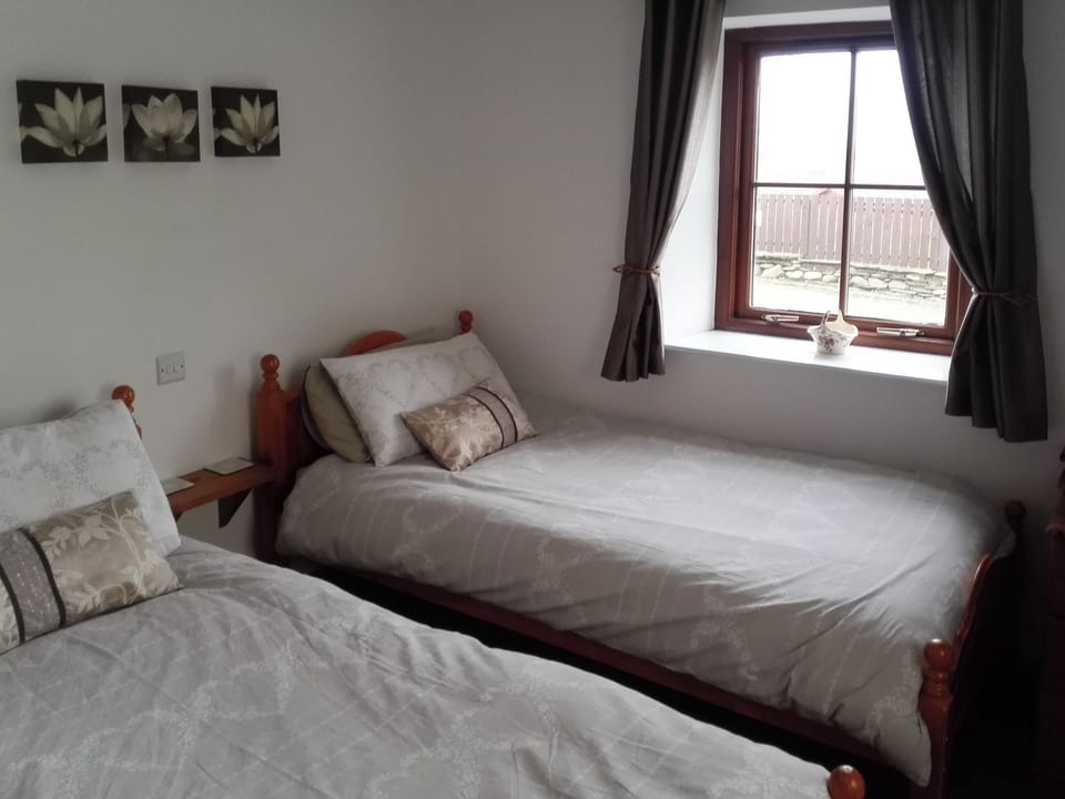 Twin bedroom | Jenlea Cottage, Grizebeck, near Kirkby-in-Furness