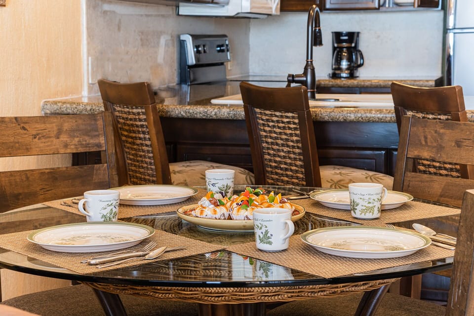 Detail of the dining table.