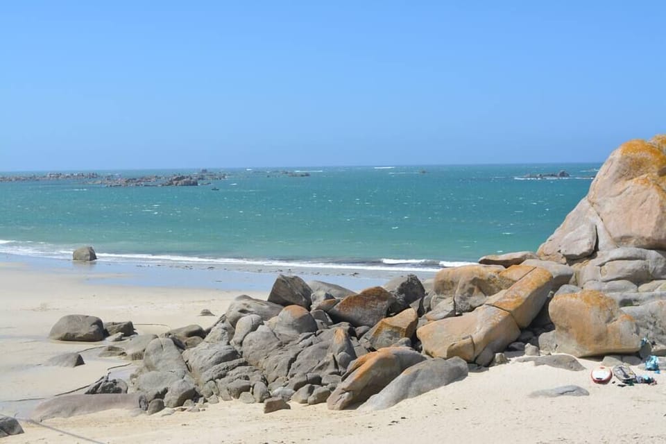 La plage de Port-Neuf se trouve à 100 mètres de la Villa avec un accès direct
