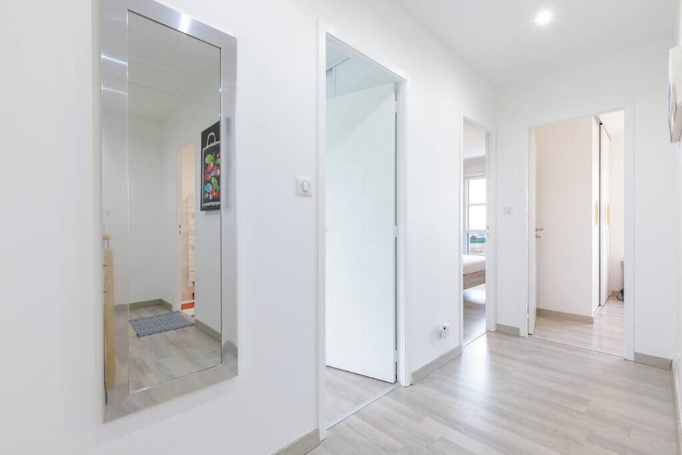 Accès aux chambres. Grand miroir