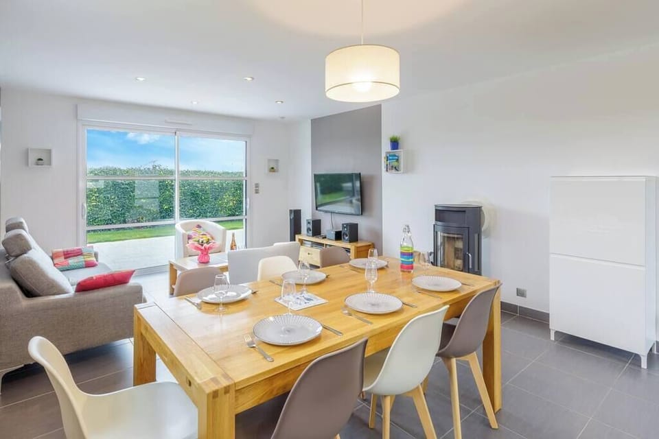 Accès direct à l'extérieur par la grande baie vitrée