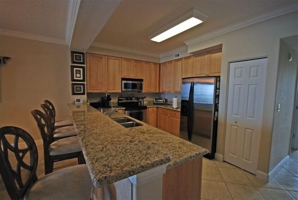 Kitchen and breakfast bar