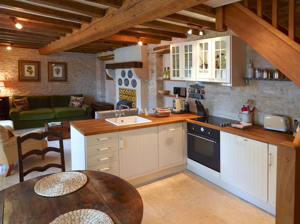 Fully equipped modern kitchen, dishwasher included.