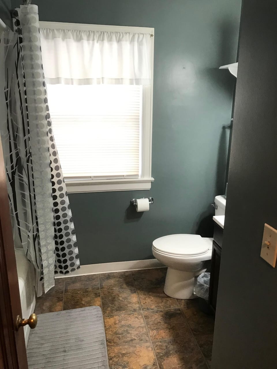 First floor bathroom between bedrooms.
