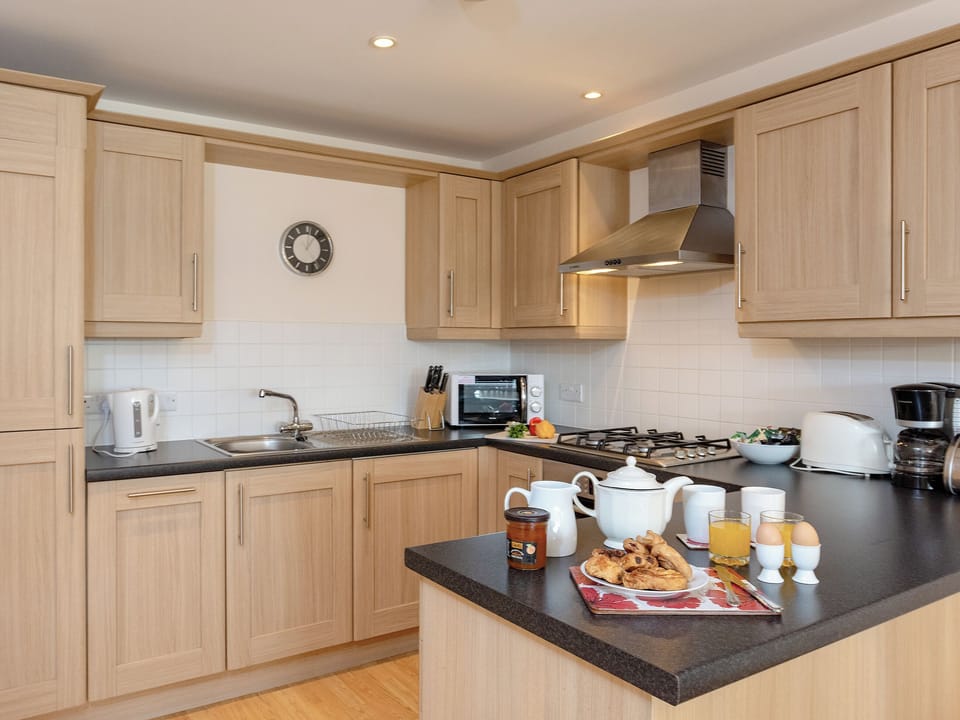 Well equipped kitchen | 6 Harbour View - Harbour View, Newquay