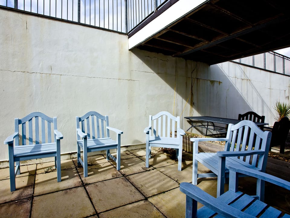 Paved patio area overlooked by the balcony | Sea Glimpses - Glendorgal, Newquay