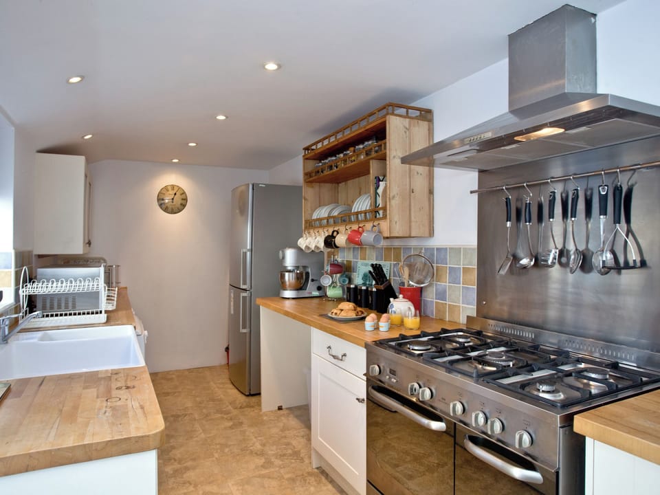 Well-equipped kitchen | Elizabethan House, Portland