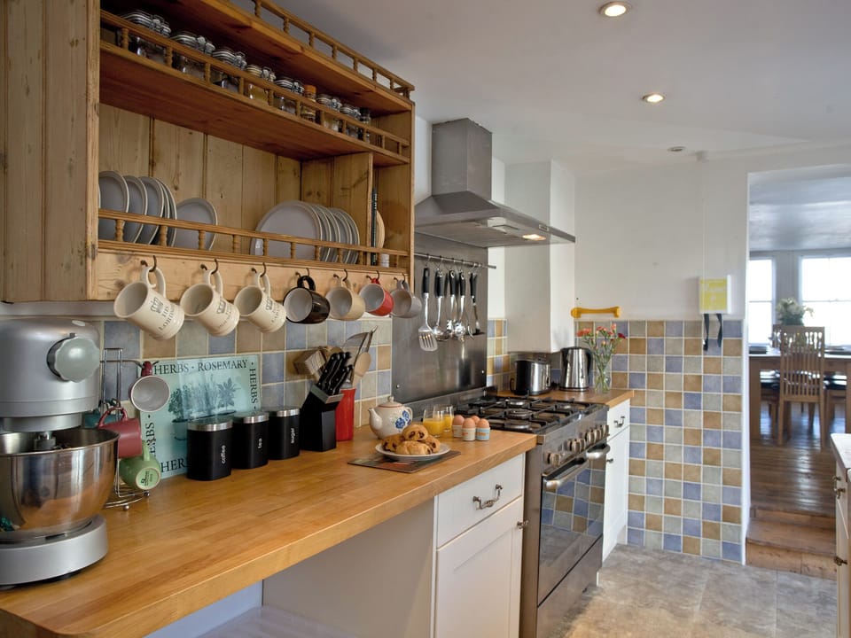 Fully appointed kitchen | Elizabethan House, Portland