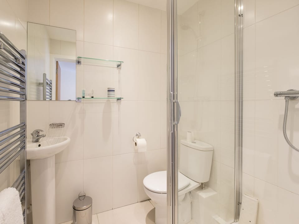 En-suite | Culver View - Esplanade Escapes, Shanklin