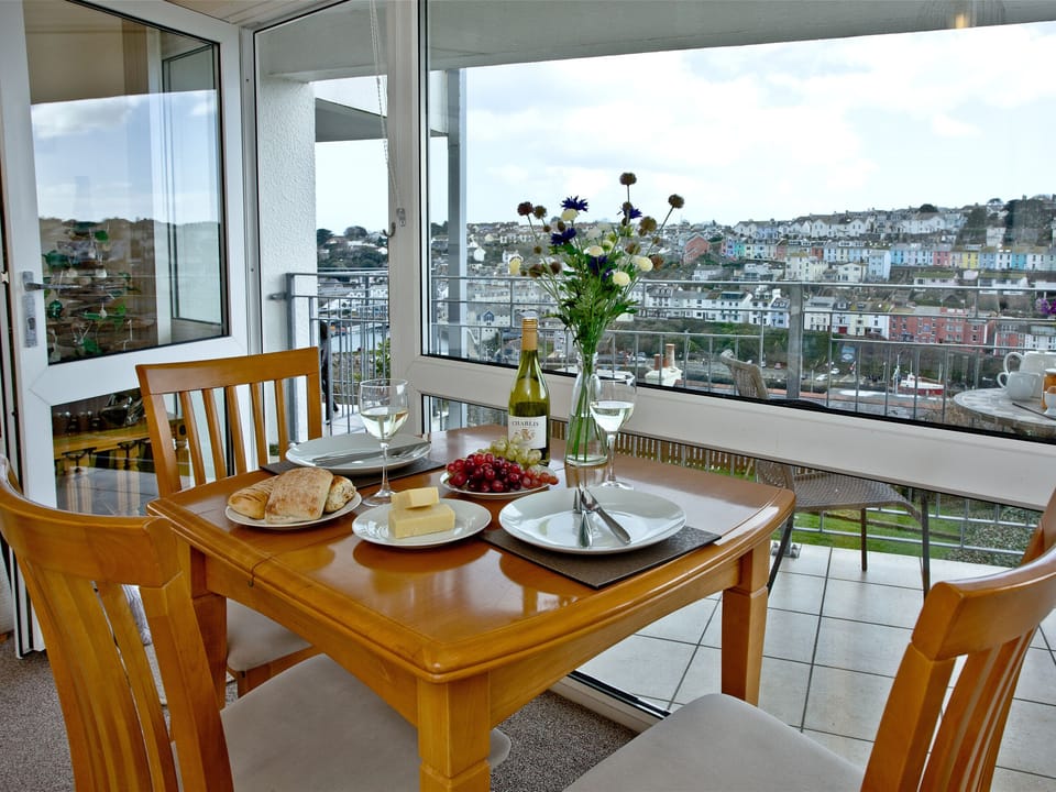 Enjoy a good homecooked meal whilst admiring the view | 3 Linden Court - Linden Court, Brixham
