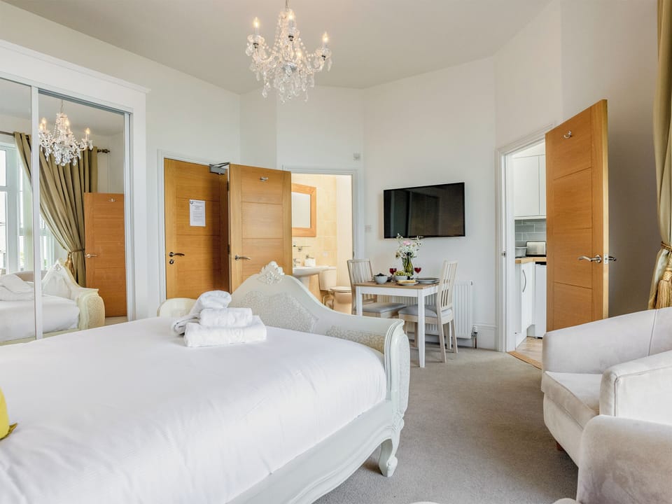 Attractive bedroom/ living/ dining area | The Downs, Torquay