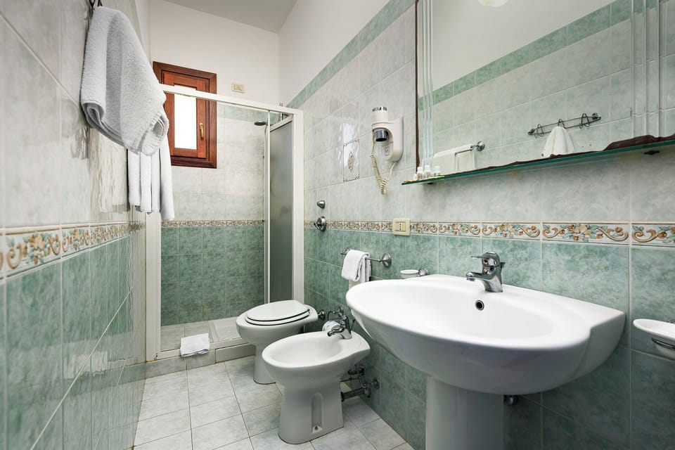 Economy Double Room, Ground Floor | Bathroom | Shower, free toiletries, hair dryer, bidet
