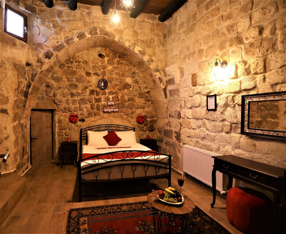 Honeymoon Suite | Minibar, free WiFi, bed sheets