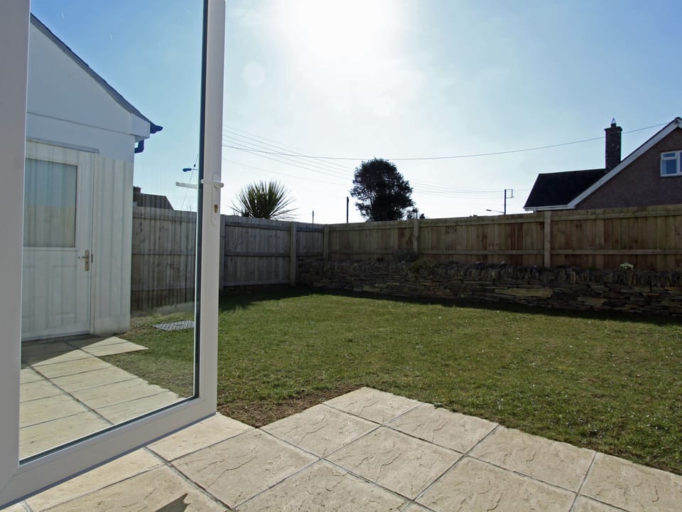 Enclosed garden complete with garden furniture | 6 Jubilee Close, Padstow