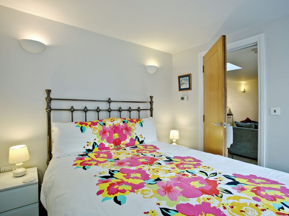 Light and airy double bedroom with kingsize bed | Little Gem, Weymouth