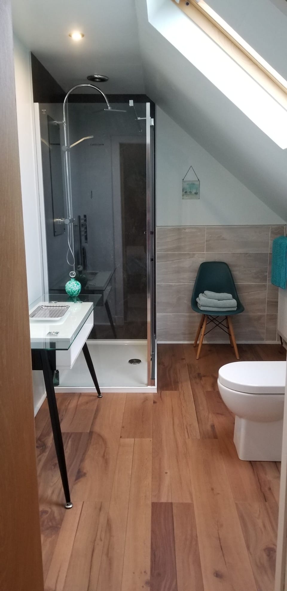 Skylark Suite (1st Floor) | Bathroom | Shower, hair dryer, towels, soap