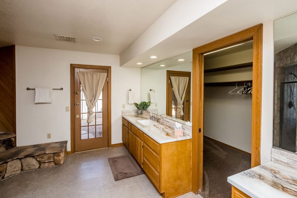 Lakeview Lodge Primary Bathroom 