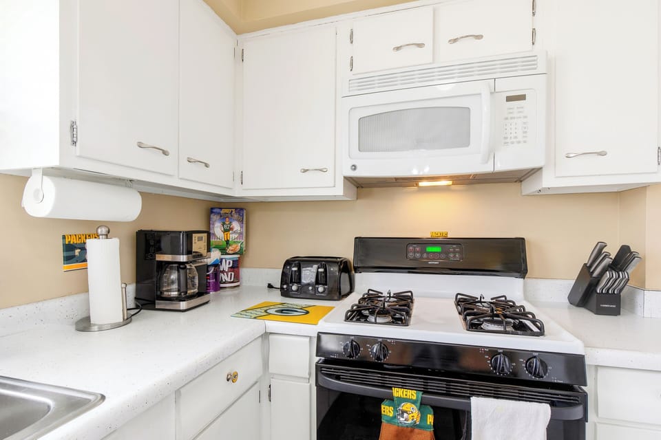 Full kitchen