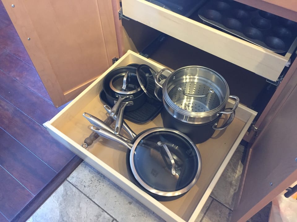 Lower pull-out shelving