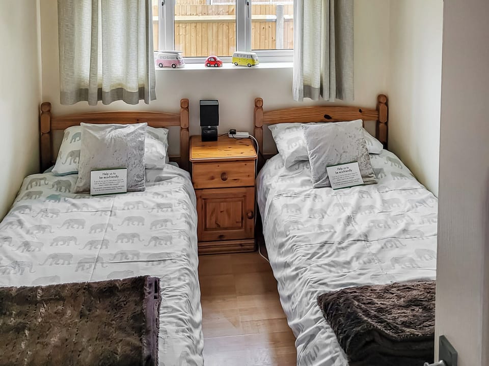 Comfortable twin bedroom | Little London, North Bersted, near Bognor Regis