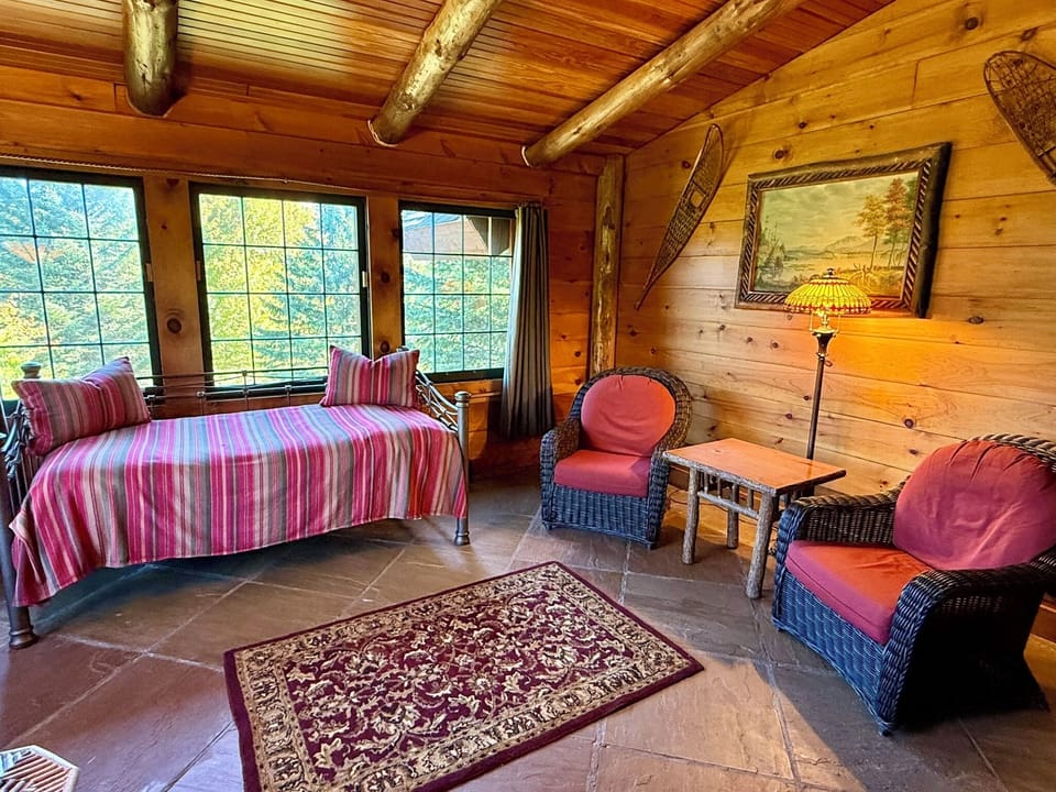 3 Seasons Room with twin day bed.