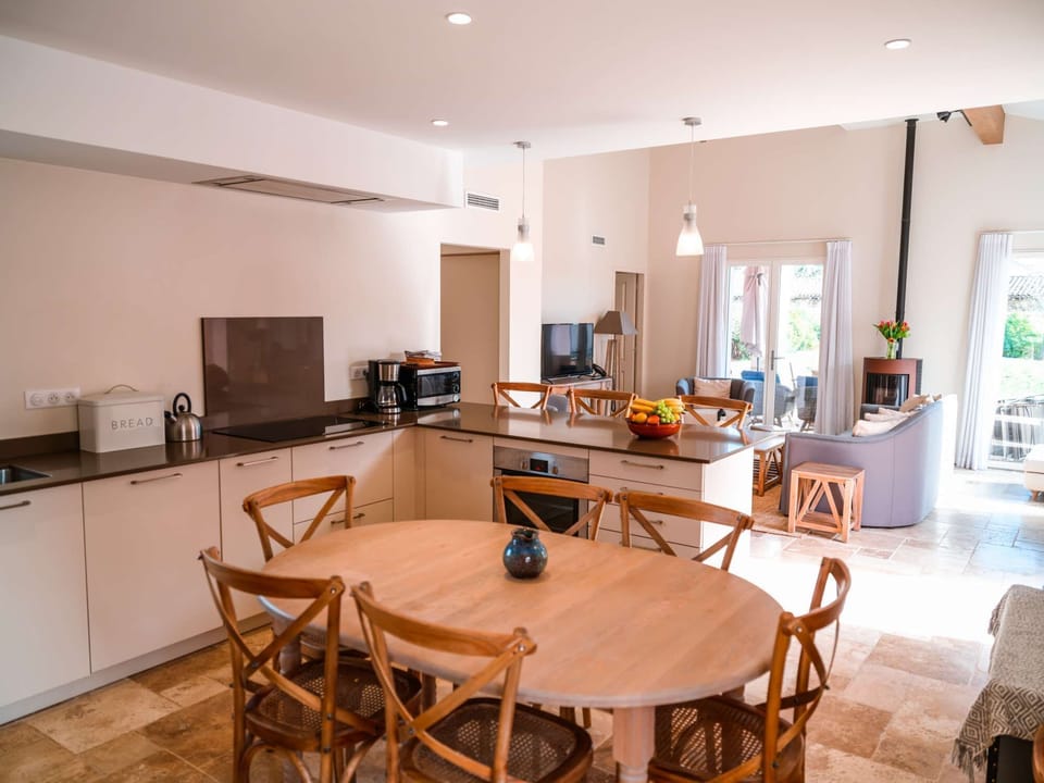Kitchen + dining area
