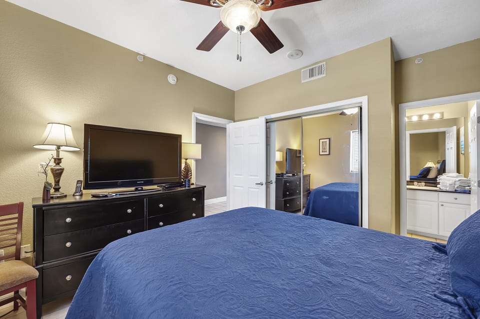 Guest Bedroom with Queen Size Bed