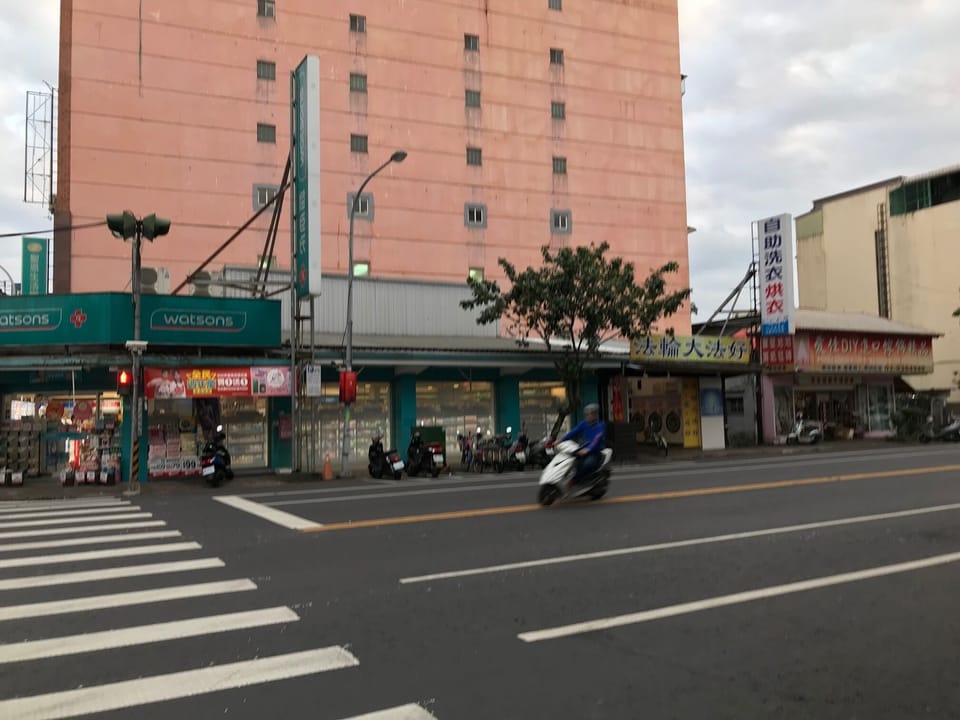 巷口生活用品店
24小時洗衣店