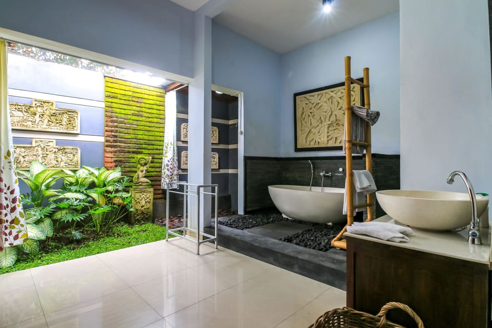 Family Suite with Bathtub | Bathroom | Shower, rainfall showerhead, free toiletries, towels