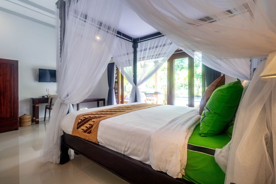Balinese Suite | Desk, laptop workspace, soundproofing, WiFi (free)