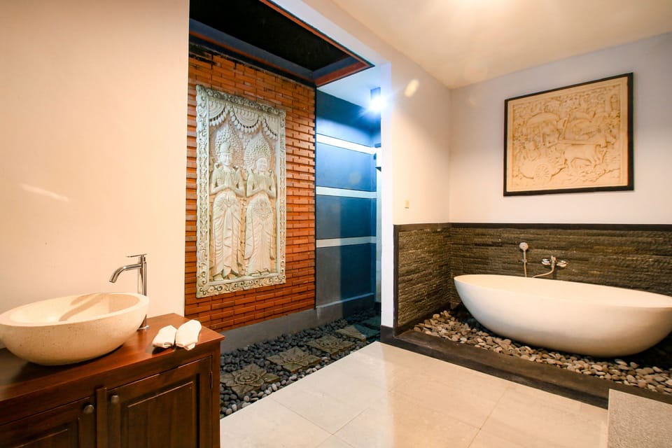 Balinese Suite with Bathtub | Bathroom | Shower, rainfall showerhead, free toiletries, towels
