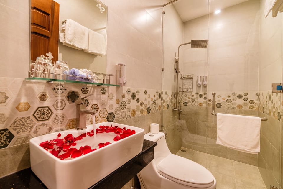Shower, hydromassage showerhead, free toiletries, hair dryer