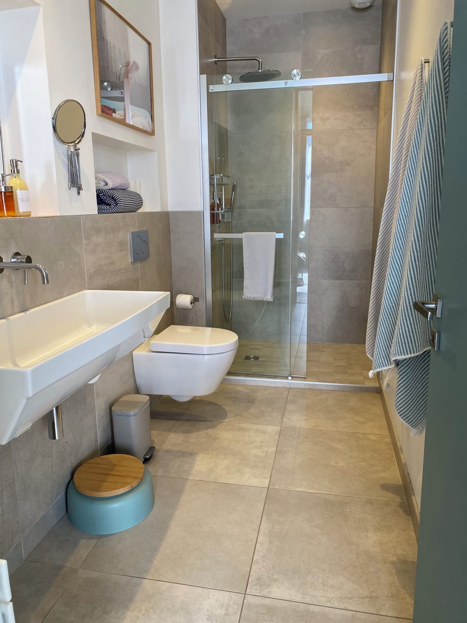 Room for 2 Lovers | Bathroom | Shower, free toiletries, hair dryer, towels