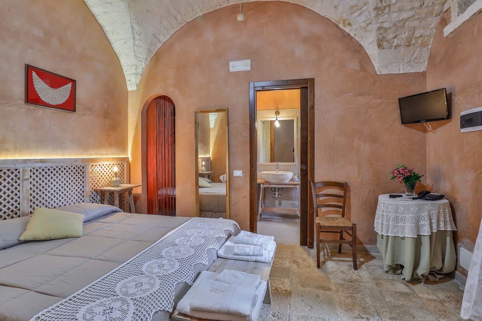 Superior Room (14) | Bathroom | Shower, rainfall showerhead, bidet, towels
