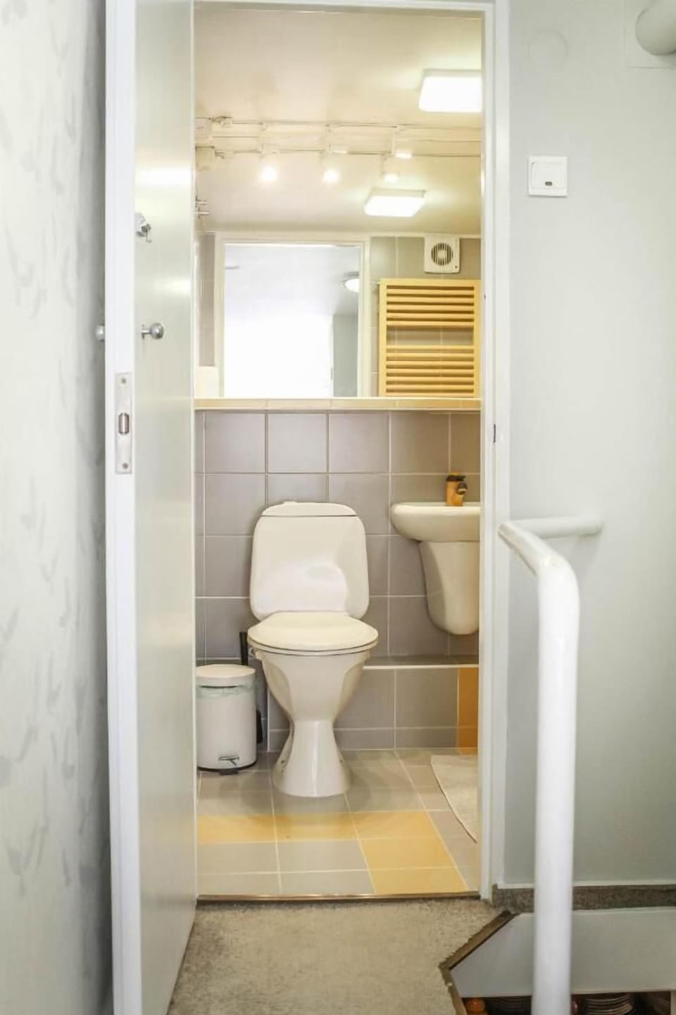 Economy Apartment | Bathroom | Combined shower/tub, hair dryer, towels