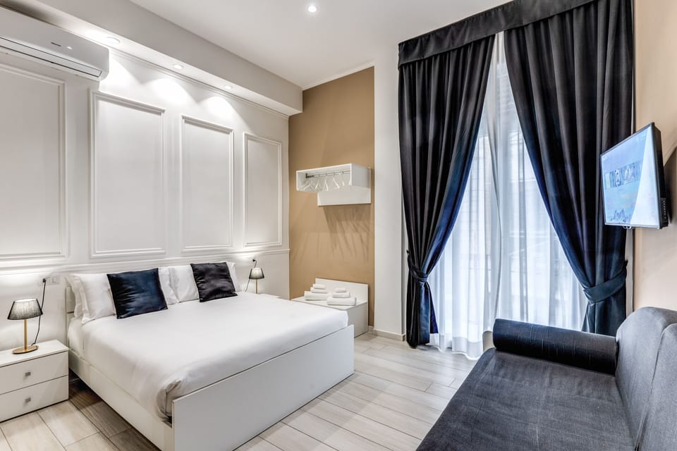 Comfort Double Room | Minibar, desk, blackout drapes, soundproofing