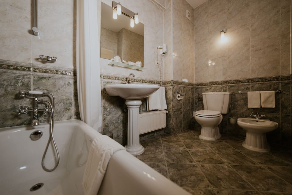 Studio, 1 Queen Bed, Garden View | Bathroom | Deep soaking tub, free toiletries, bathrobes, slippers