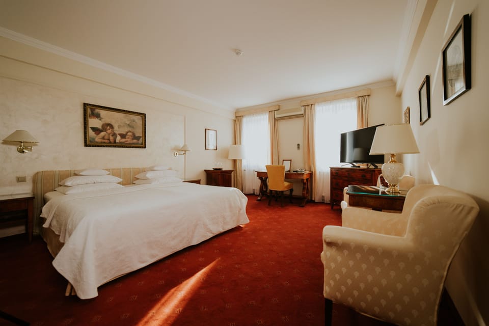 Studio, 1 Queen Bed, Garden View | Living area | LED TV