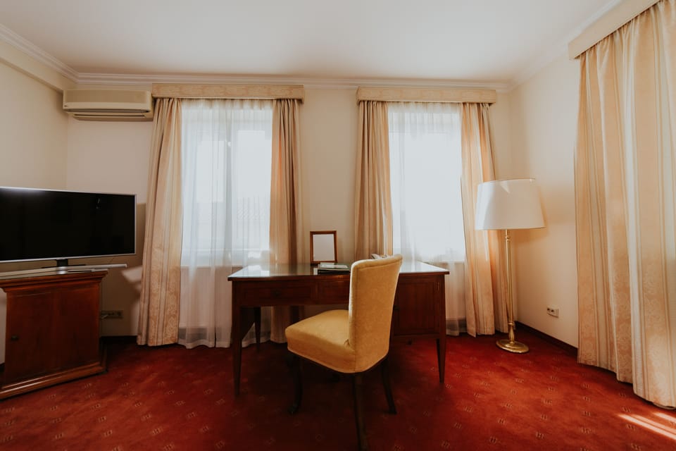 Suite, 1 Double Bed | Living area | LED TV