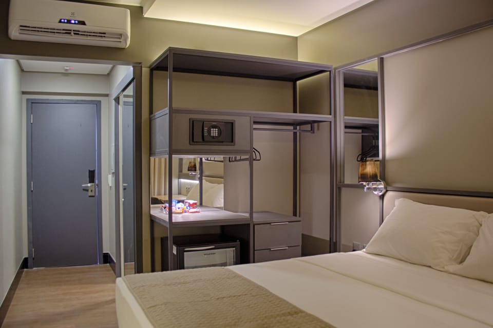 Deluxe Double Room | 10 bedrooms, minibar, in-room safe, desk