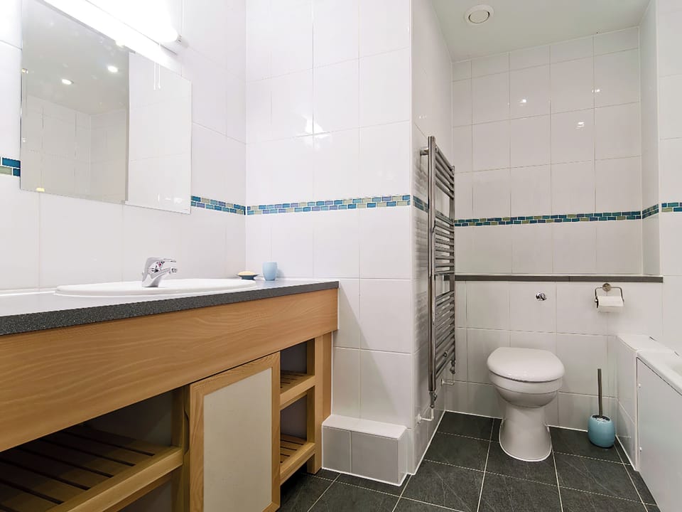 En-suite | 28 Bredon Court - Bredon Court, Newquay