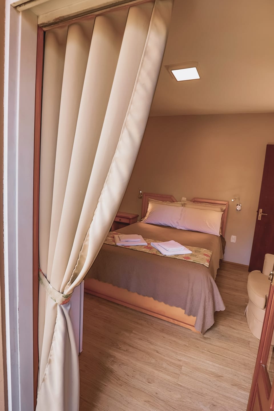 Room, 1 Double Bed, Non Smoking | Iron/ironing board, free WiFi, bed sheets