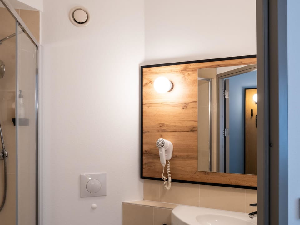 Standard Twin Room, 2 Twin Beds, Non Smoking | Bathroom | Shower, hair dryer, towels