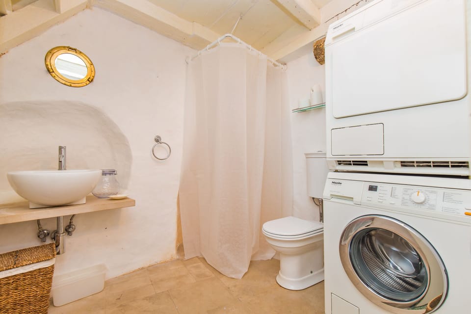 Classic Apartment, 2 Bedrooms | Bathroom | Hair dryer, towels, soap, shampoo