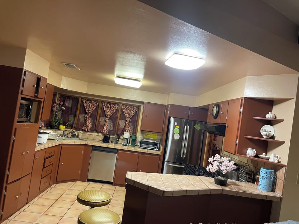 Spacious and bright full kitchen